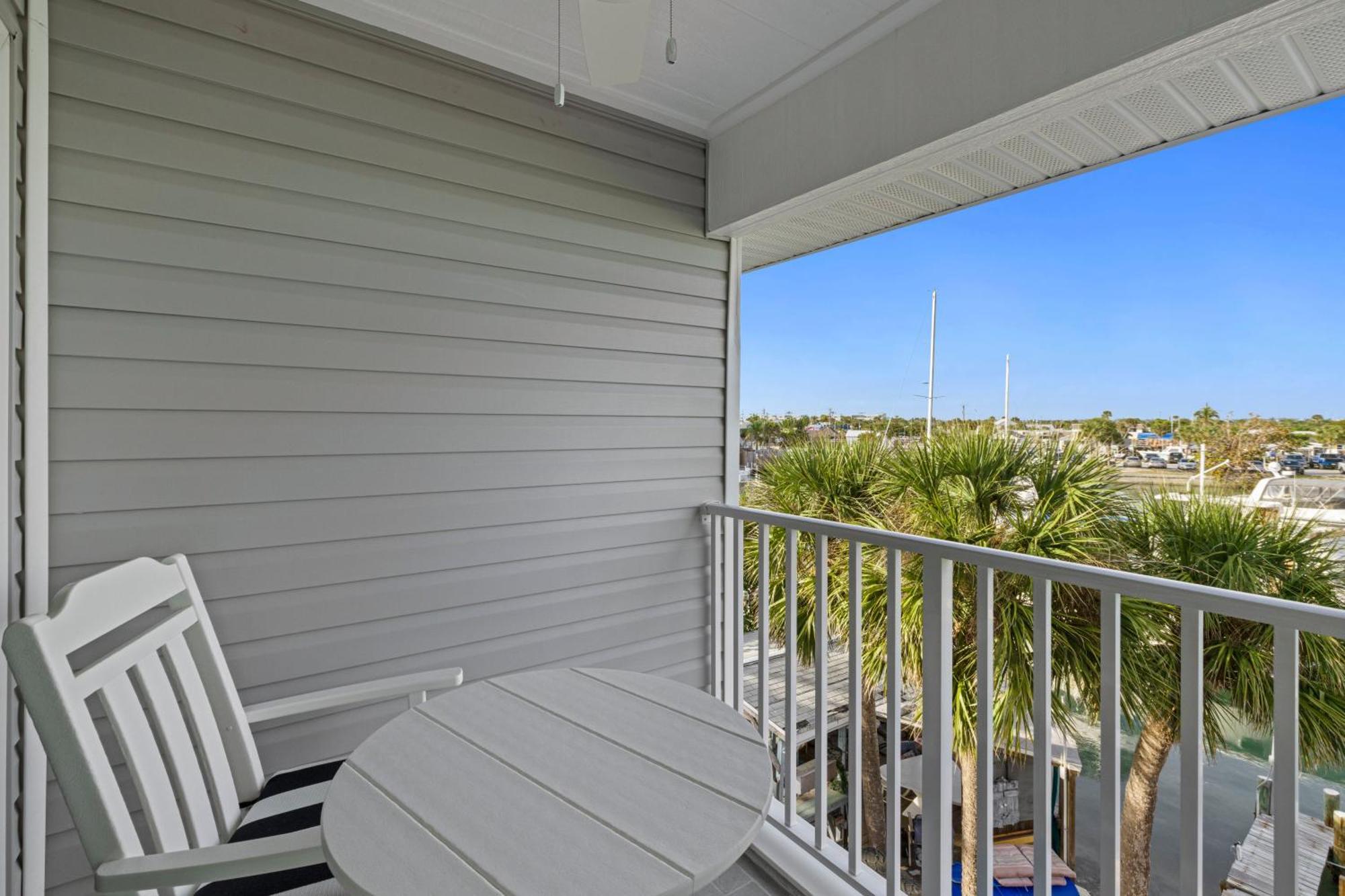 Chadwick Cove Marina Aparthotel Englewood Exterior photo