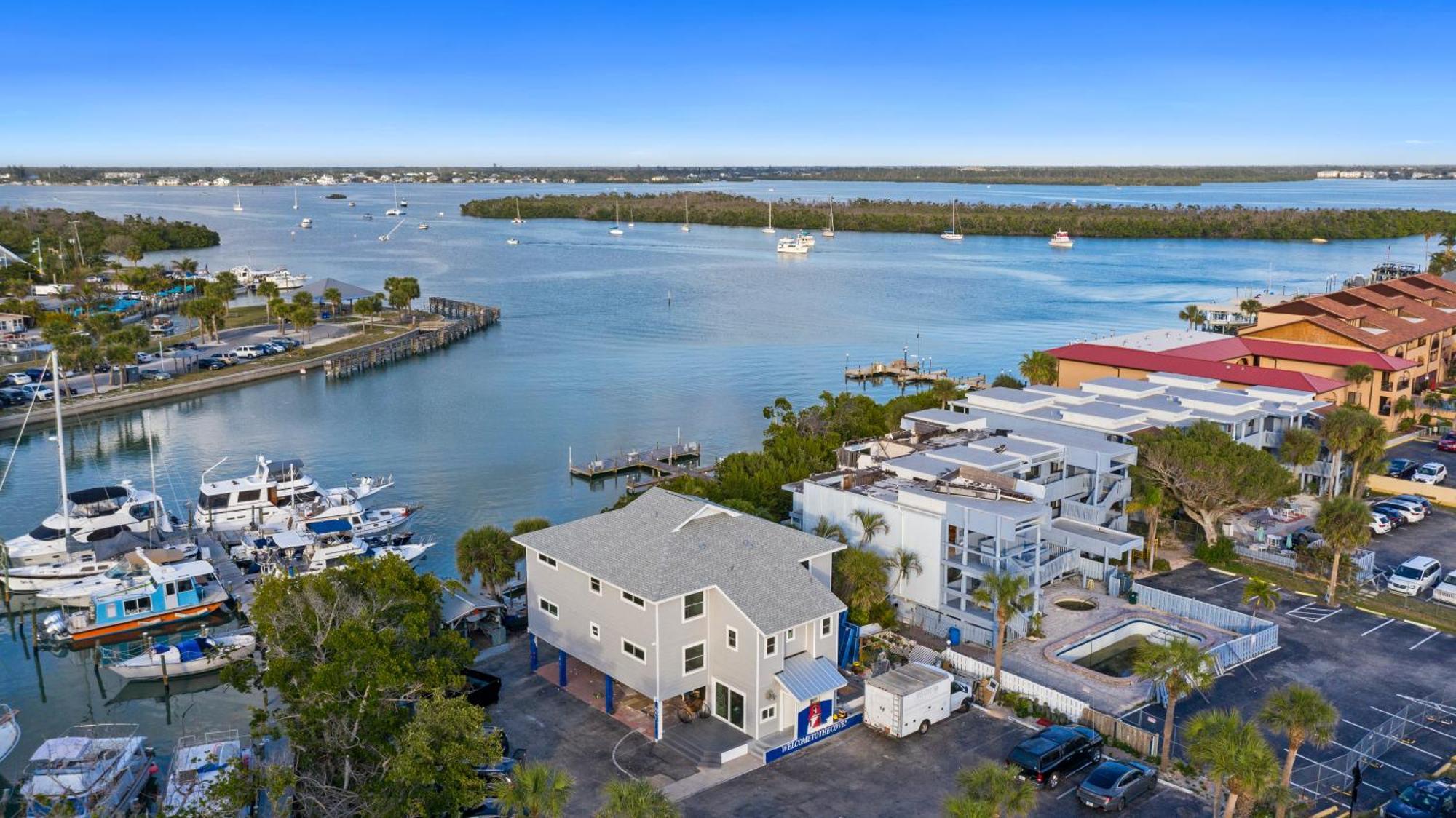 Chadwick Cove Marina Aparthotel Englewood Exterior photo